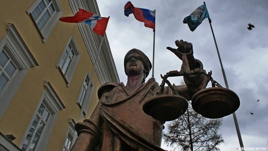 Статуя Фемиды у Омской юридической академии. Омск