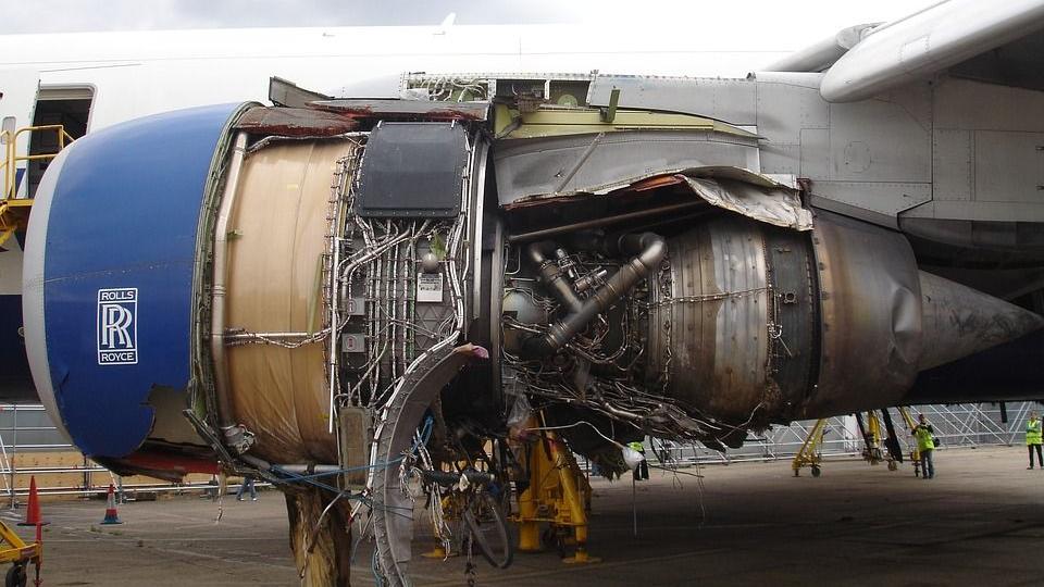 Двигатель самолета после авиакатастрофы