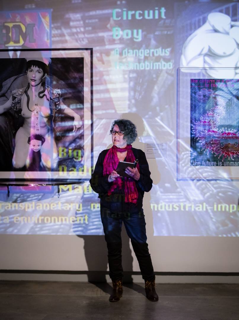 Выступление соучредительницы группы VNS Matrix  Джозефины Старрс на выставке Dark Rooms  в художественном музее Университета Гриффита в Брисбене, где были представлены работы VNS Matrix