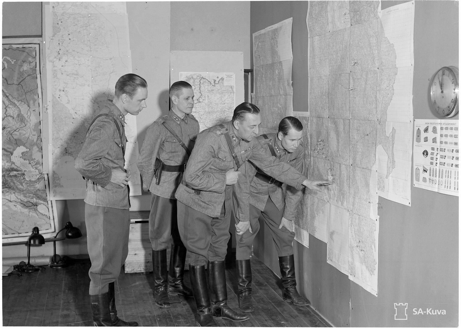 Майор Рейно Халламаа (указывает рукой) с группой сотрудников в Миккели (1942 г.)