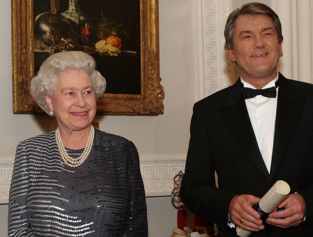 Президент Украины Виктор Ющенко и королева Великобритании Елизавета II на приеме по случаю вручения Ющенко премии Chatham House* Prize. 2005