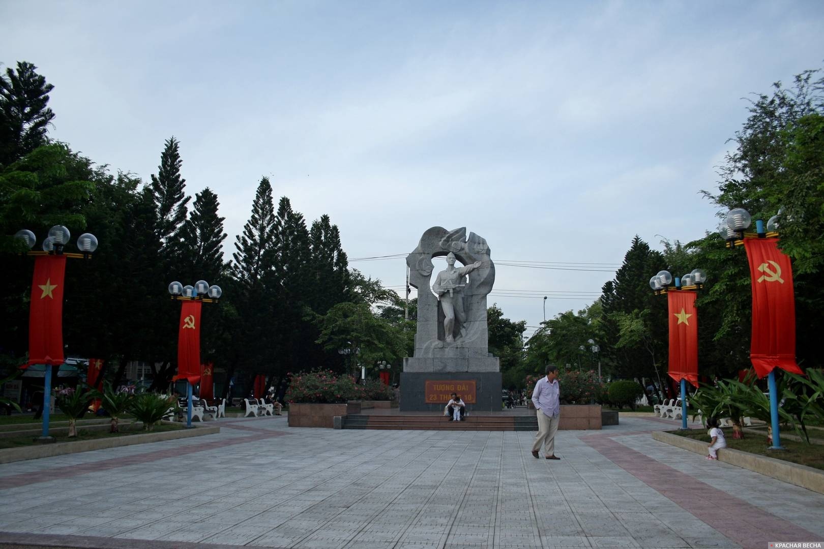 Памятник вьетнамскому солдату в Нячанге. Вьетнам