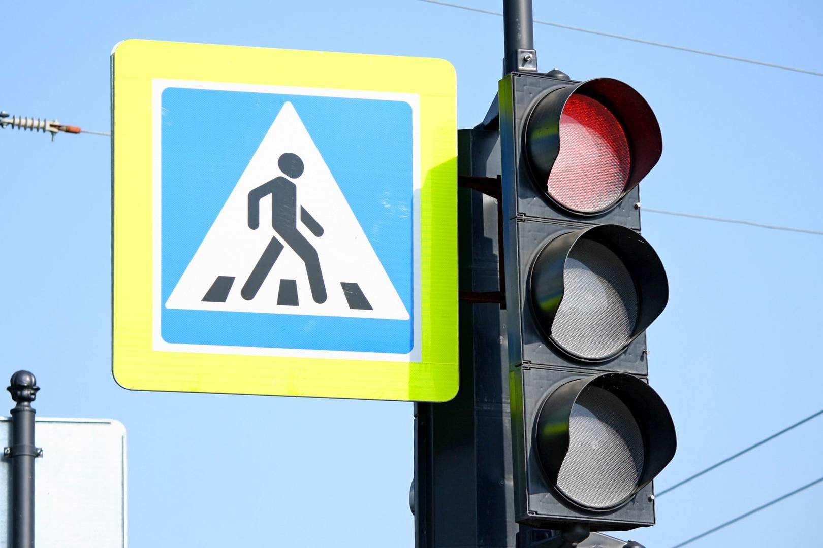 Красный сигнал светофора и пешеходный переход