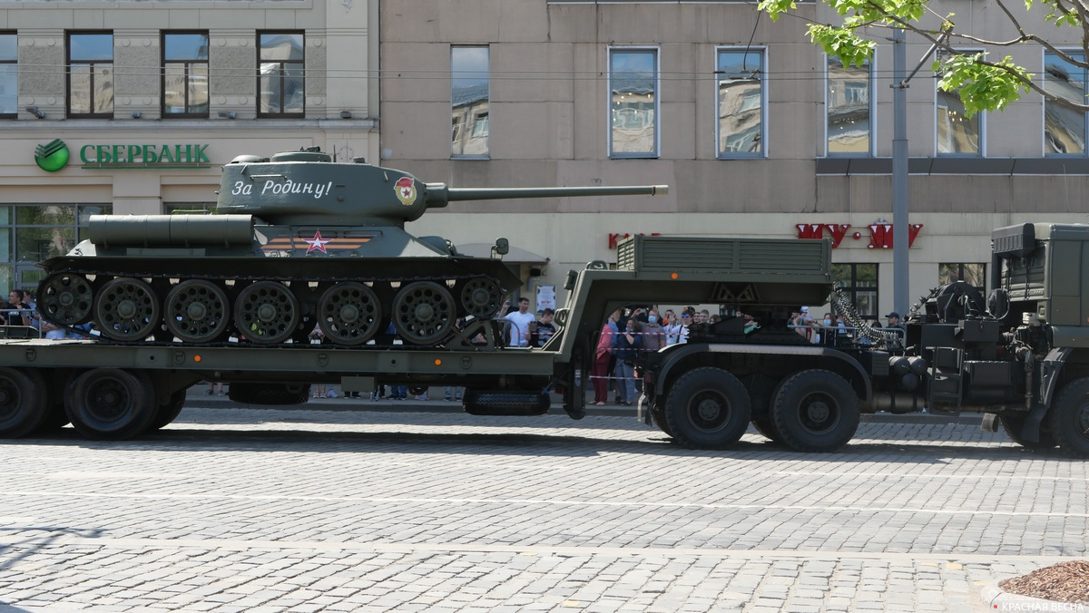 Проезд военной техники по Баррикадной улице