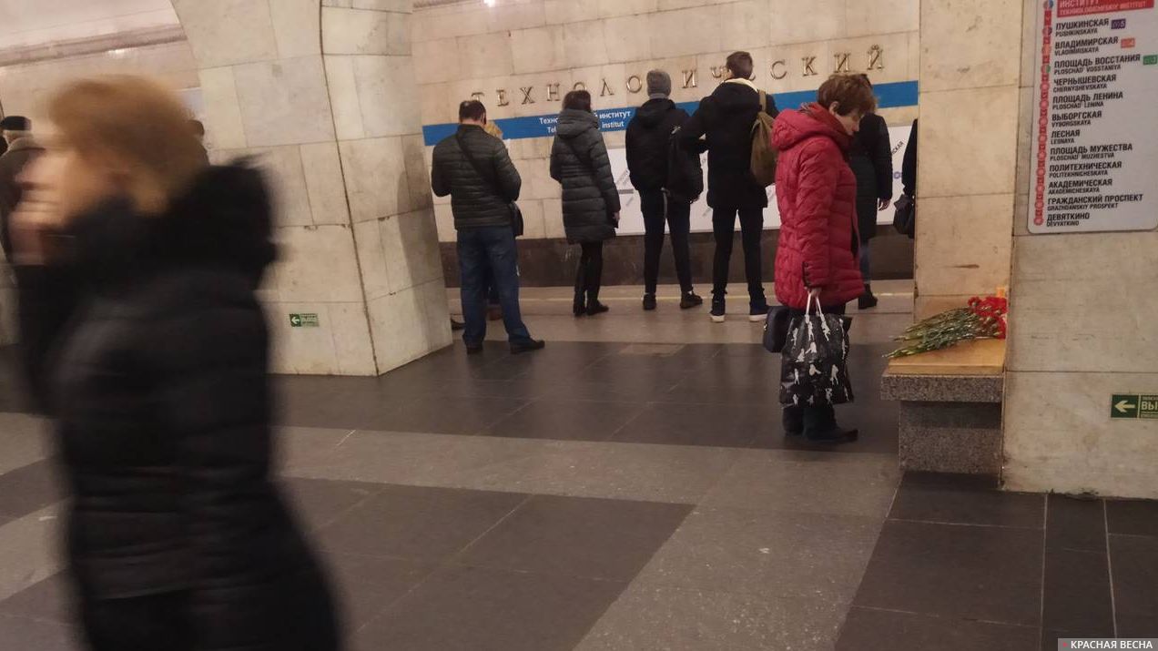 Петербуржцы несут цветы. Годовщина теракта в метро Петербурга