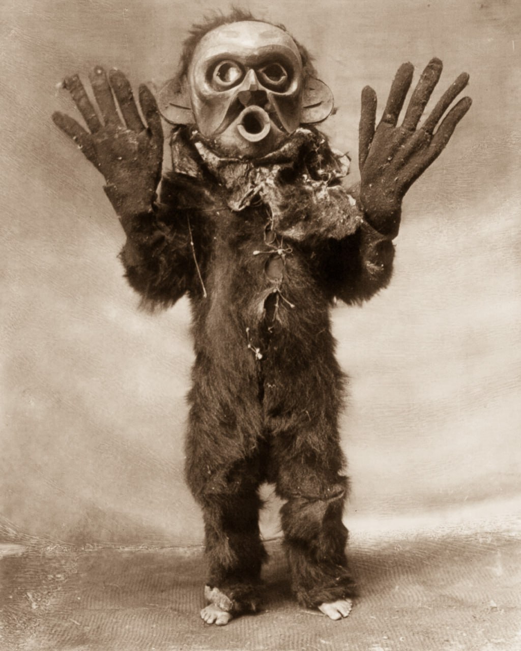 Индеец из племени коскимо, одетый в меховой  костюм и маску Хами во время церемонии Нумлим. 1914