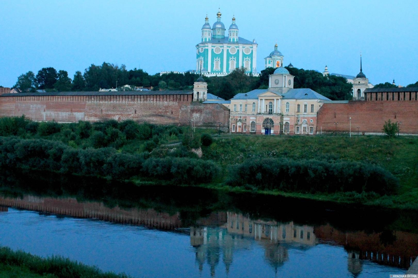 Успенский собор в Смоленске сирень