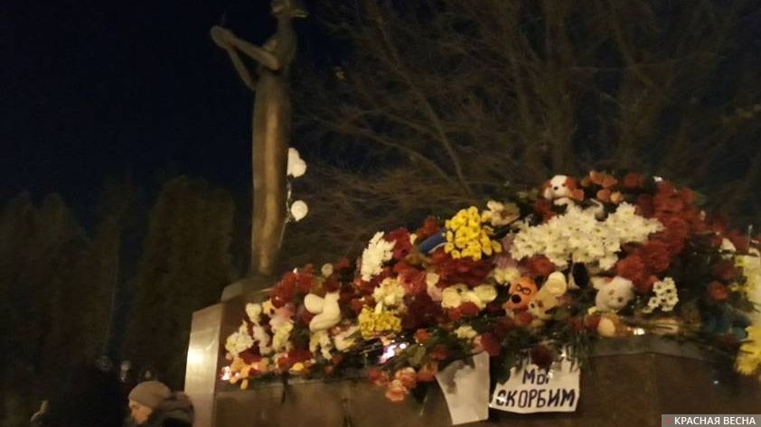 Траурное мероприятие в память погибших при пожаре в Кемерово. Жуковский. Московская область