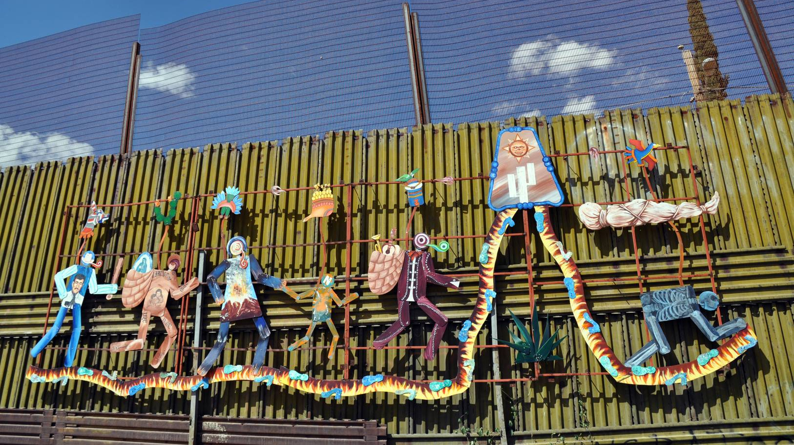 Пограничная стена США с Мексикой. Фреска под названием «Пасео Гудидад» (Парад человечества). На ней изображены трудности, с которыми сталкиваются мигранты по пути в США