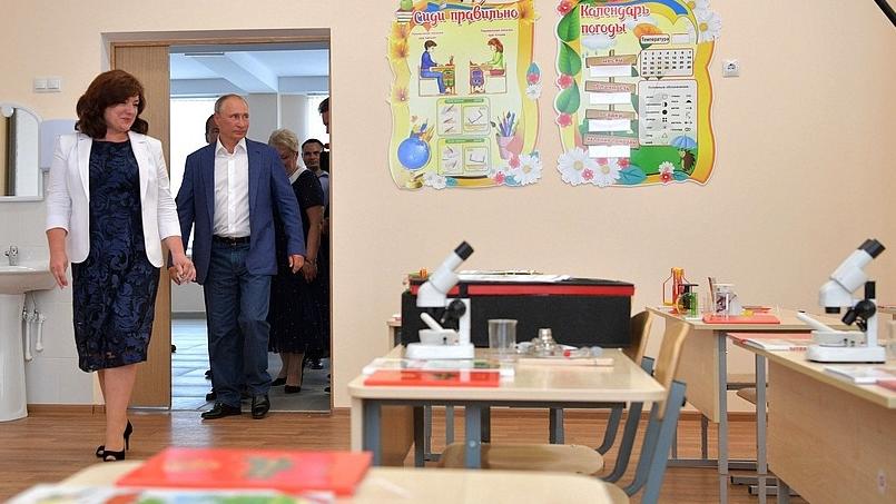 В. В. Путин во время посещения школы «Образовательный центр „Бухта Казачья“