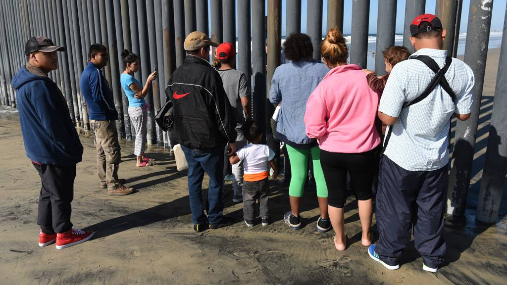Мексиканские беженцы у границы США и Мексики в Тихуане