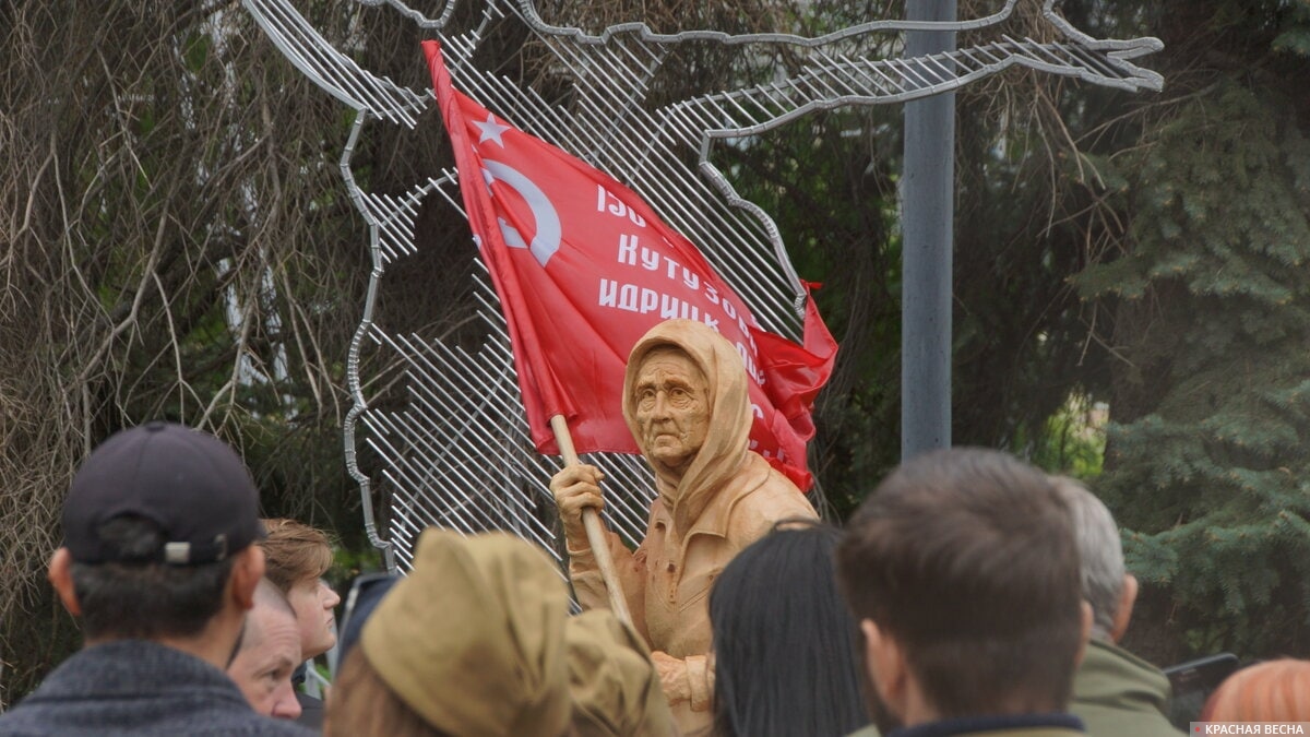 Статуя бабушки с Украины со Знаменем Победы