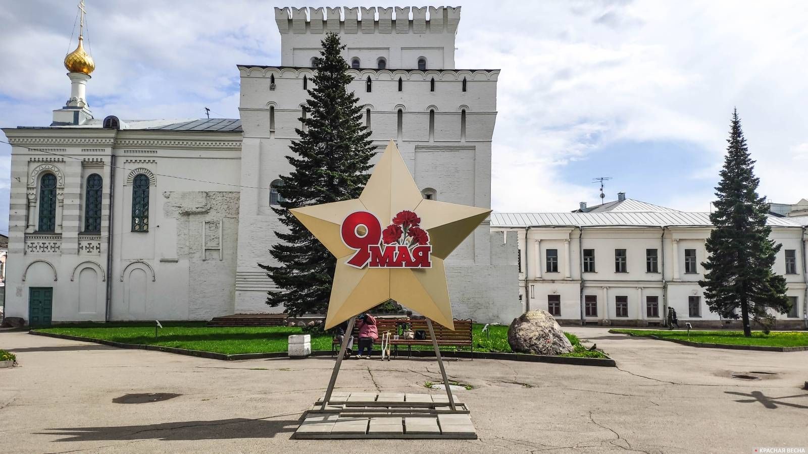 Праздничная композиция на фоне Знаменской башни на площади Волкова в Ярославле.