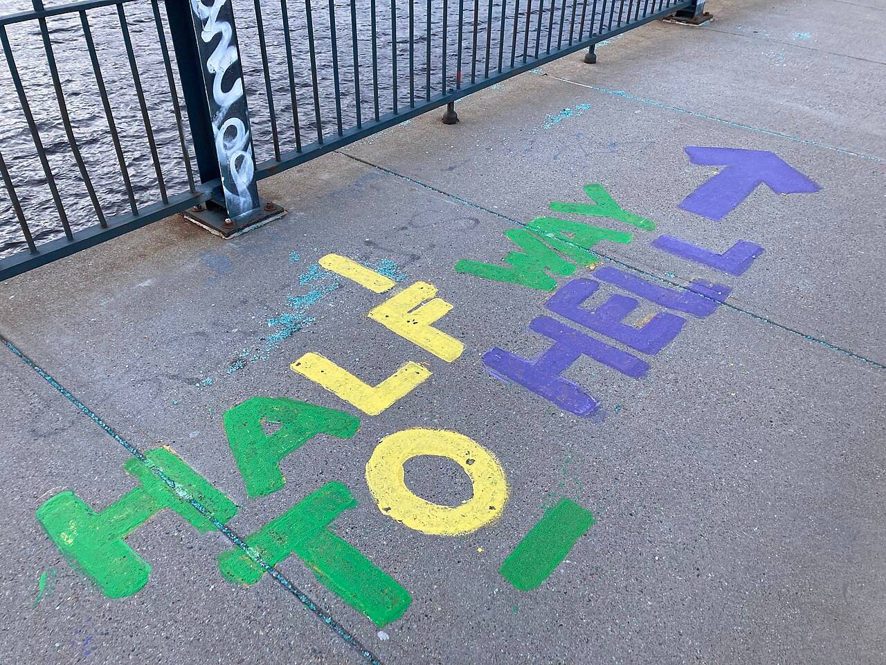 «Полпути в ад» (граффити на асфальте)