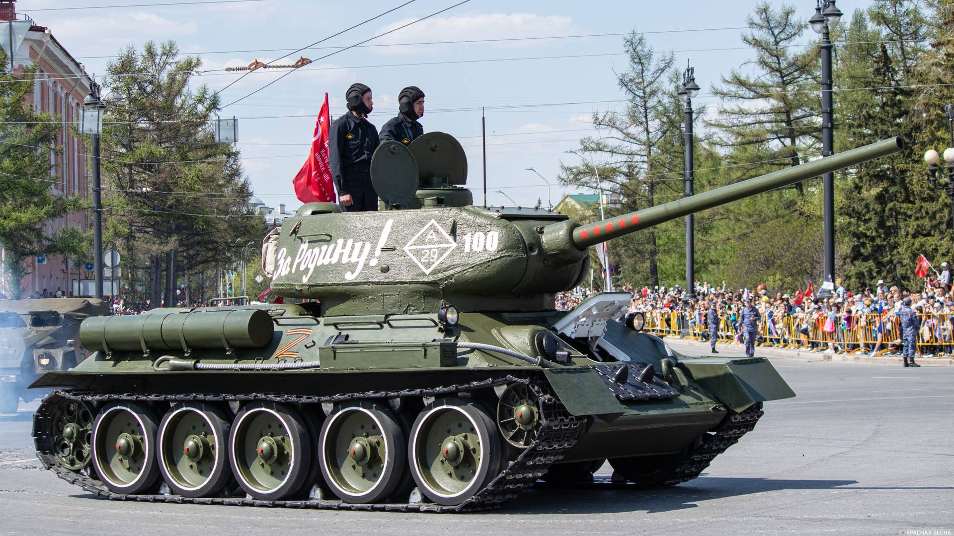 Танк Т-34 с копией Знамени Победы на параде в Омске