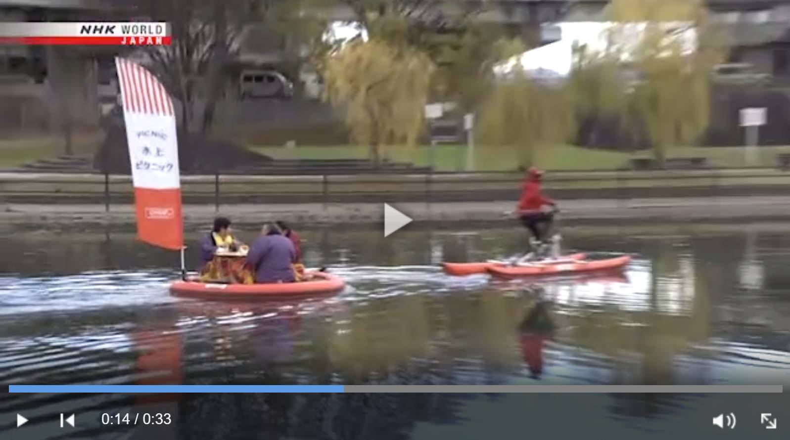 Цитата из видео «Kotatsu boats offer warm winter river rides» канала NHK