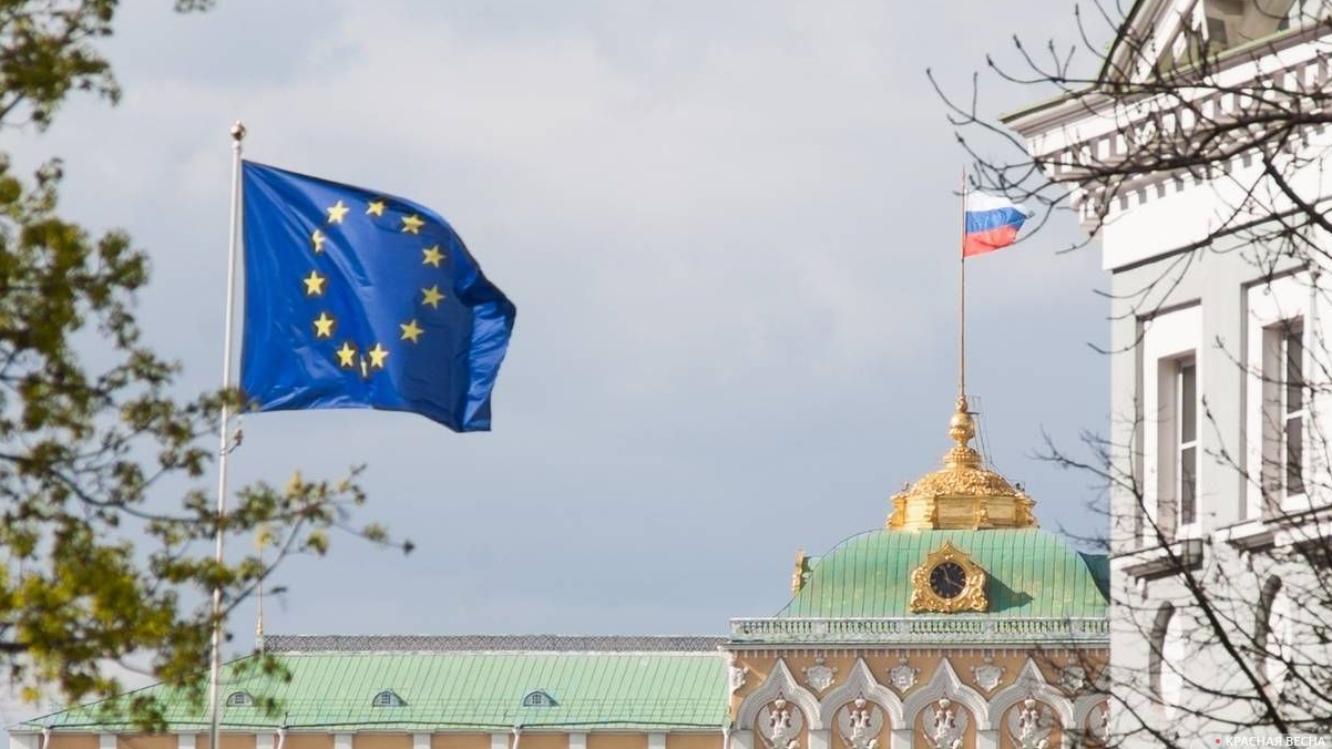 Флаги Евросоюза и России