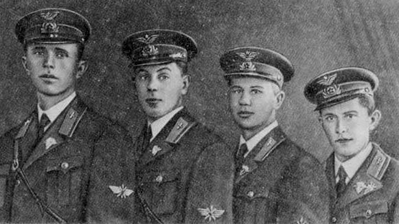 Выпускники Качинской военной авиационной школы (2-й слева В. И. Сталин) 1939 год