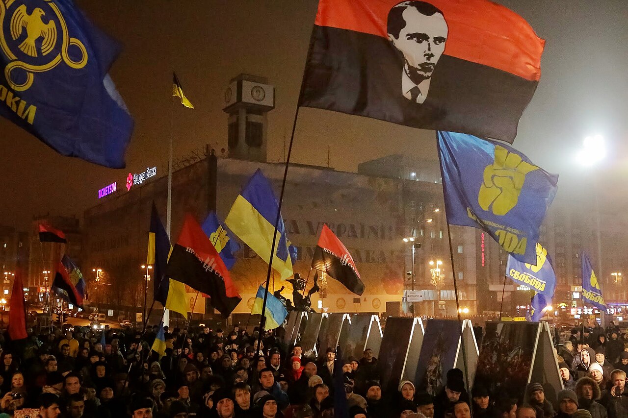 Украинские националисты с портретами Бандеры во время марша в Киеве