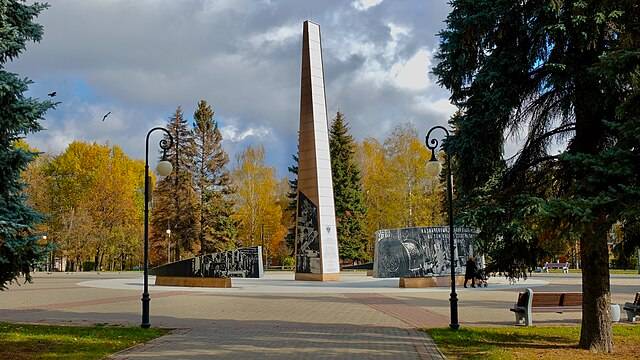 Ижевск, вид на Карлутскую площадь и монумент «Ижевск — Город трудовой доблести»