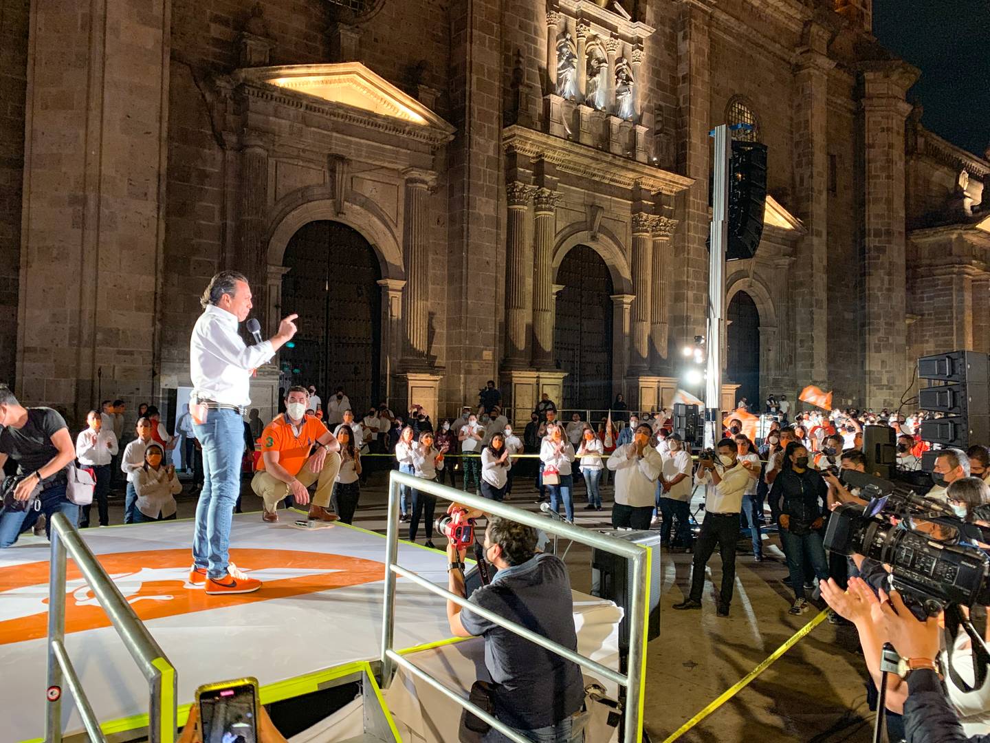 Пабло Лемус выступает с предвыборной речью на митинге, посвященном старту его избирательной кампании