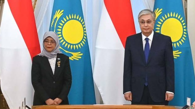 Президент Сингапура Халима Якоб (слева) и президент Казахстана Касым-Жомарт Токаев