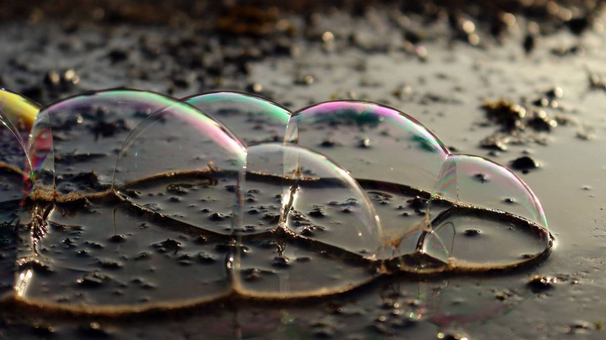 Пузыри в луже