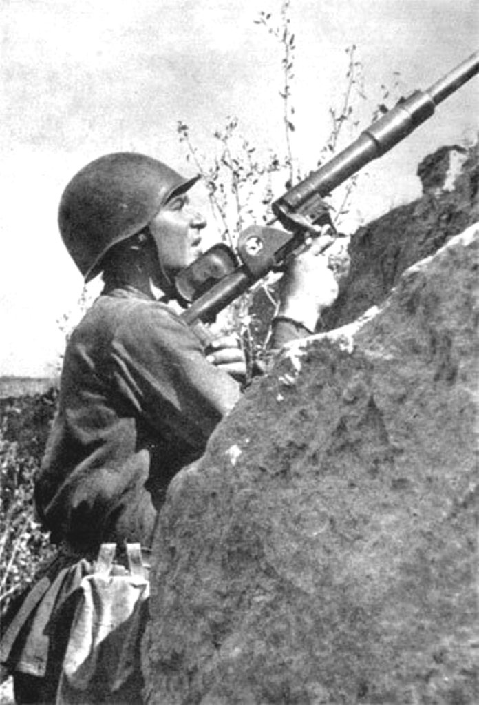 Боец с противотанковым ружьем. 1942