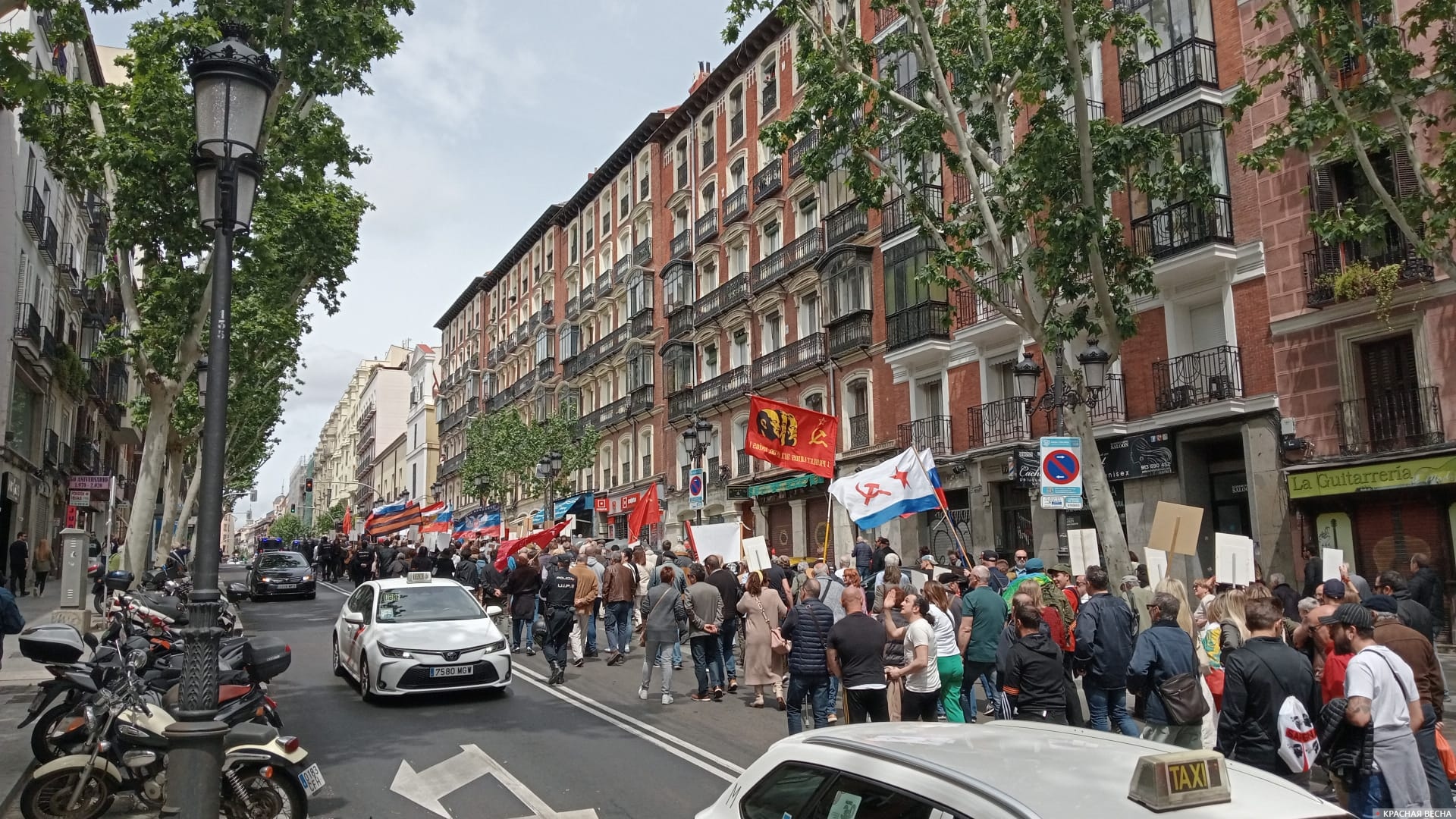 Испанцы на акции «Бессмертный полк» в Мадриде 5 мая 2024 года