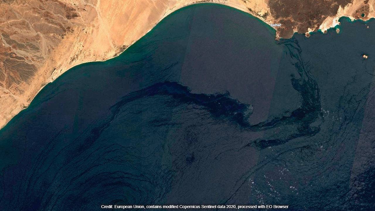 Нефтяное пятно, заснятое у йеменского порта Балхаф