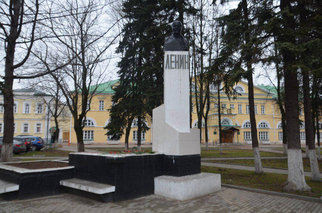Памятник В. И. Ленину, г. Сергиев Посад Московской области, установлен 7 ноября 1925 г., скульптор Сергей Меркуров.