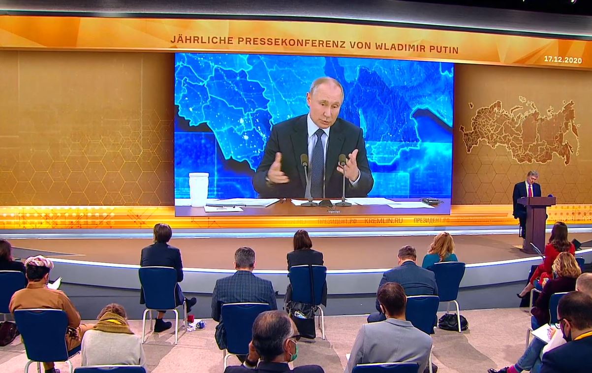 Президент России Владимир Путин отвечает на вопрос про Нагорный Карабах
