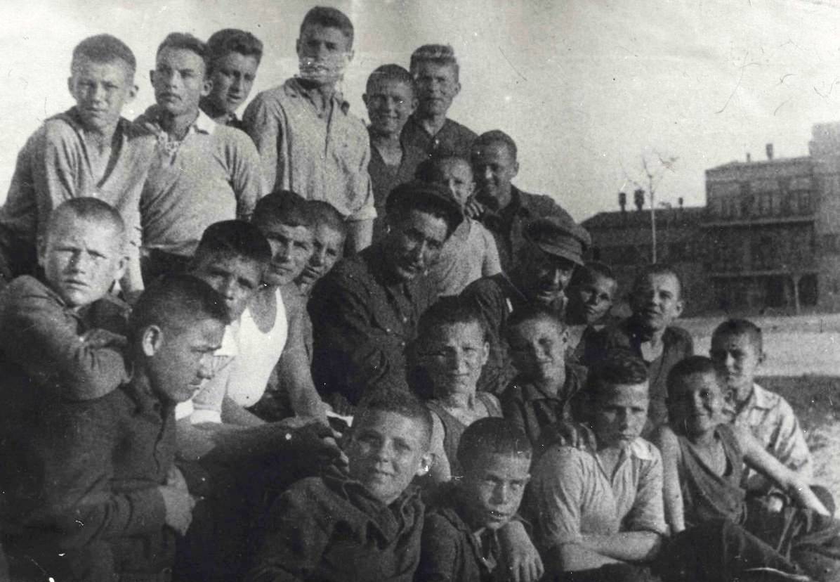 Антон Семенович Макаренко со своими воспитанниками
