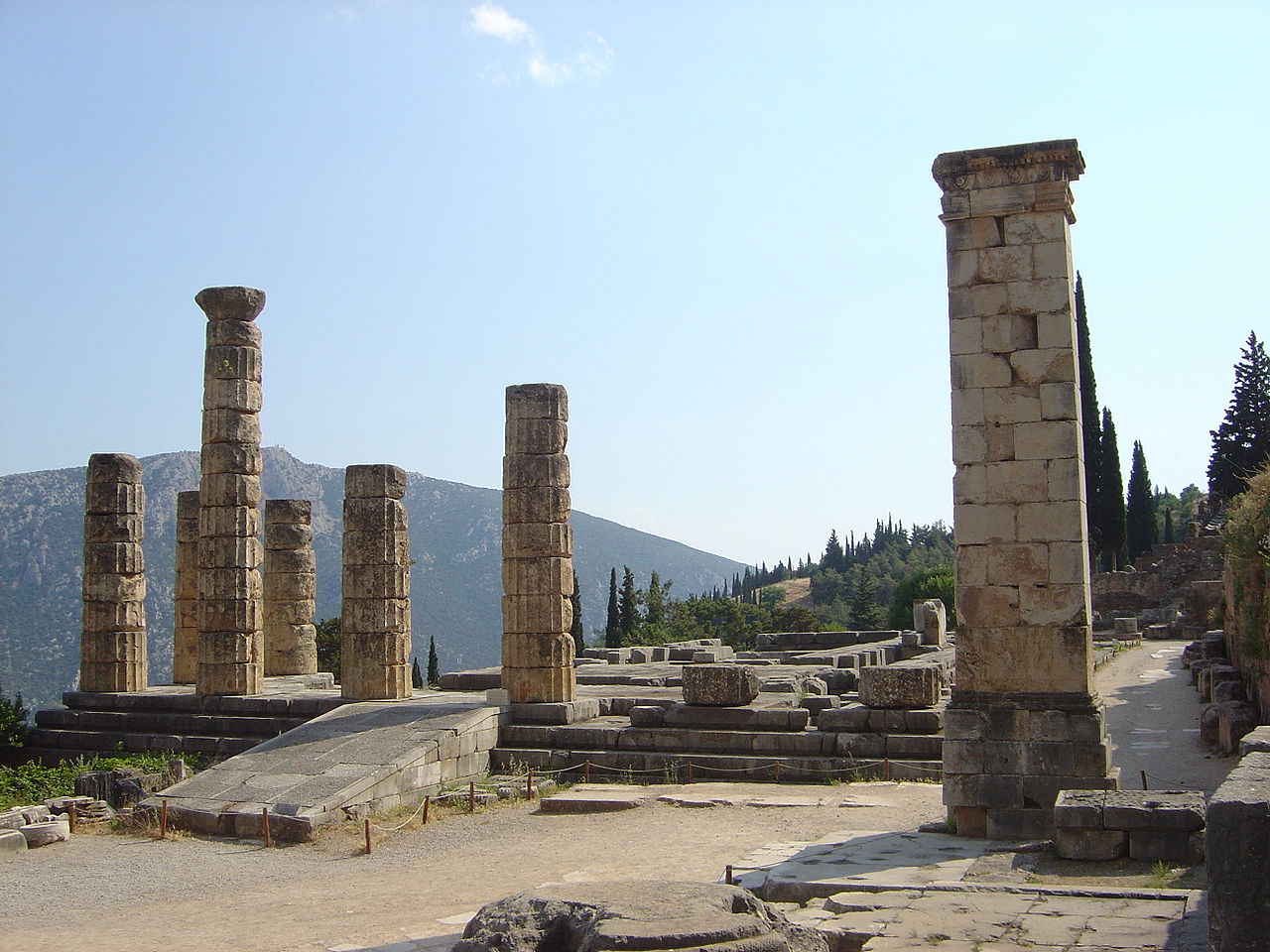 Дельфы. Руины храма Аполлона, в честь которого проводились Пифийские игры