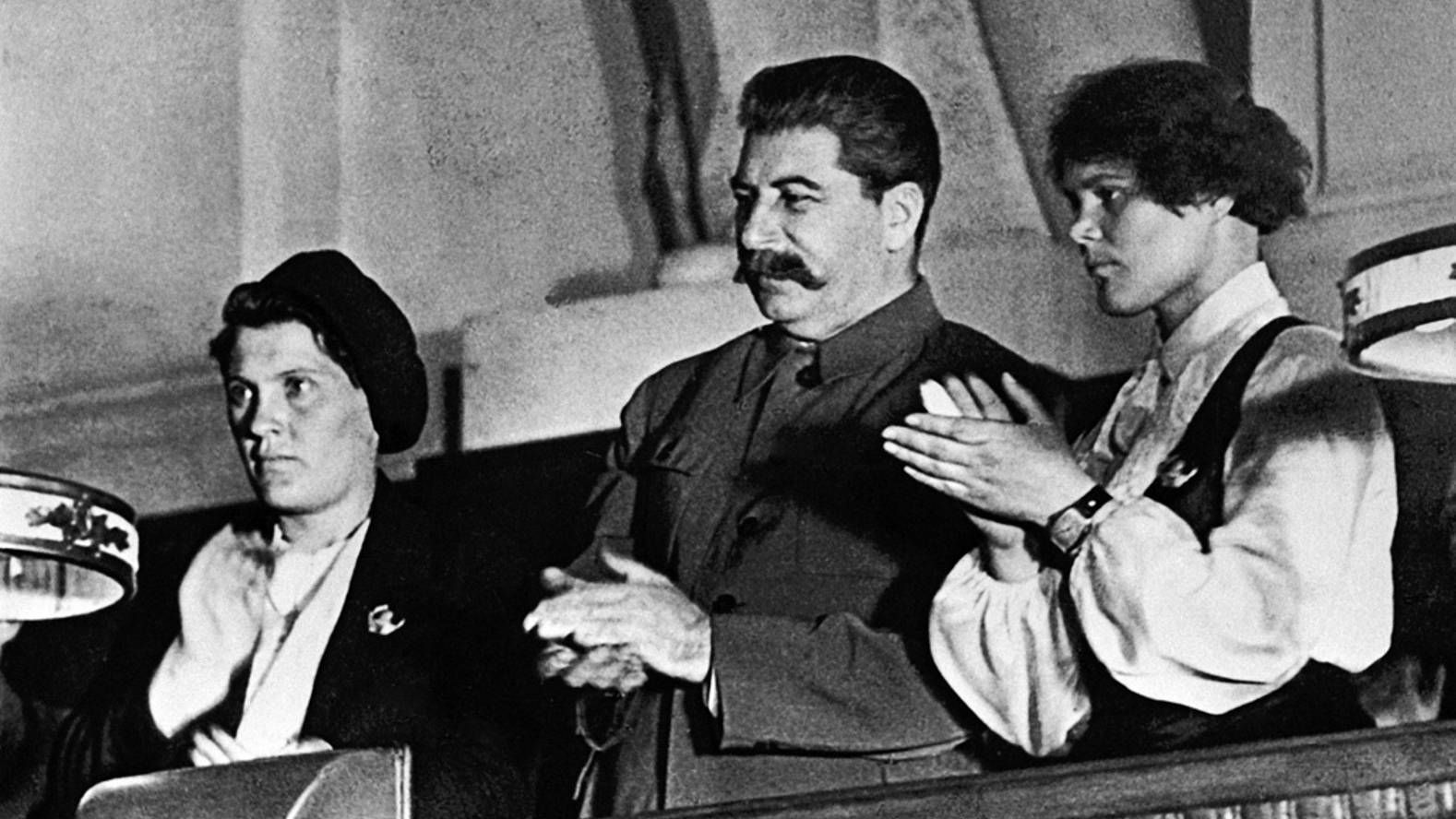 Сталин и известные колхозницы Демченко и Ангелина на X съезде комсомола