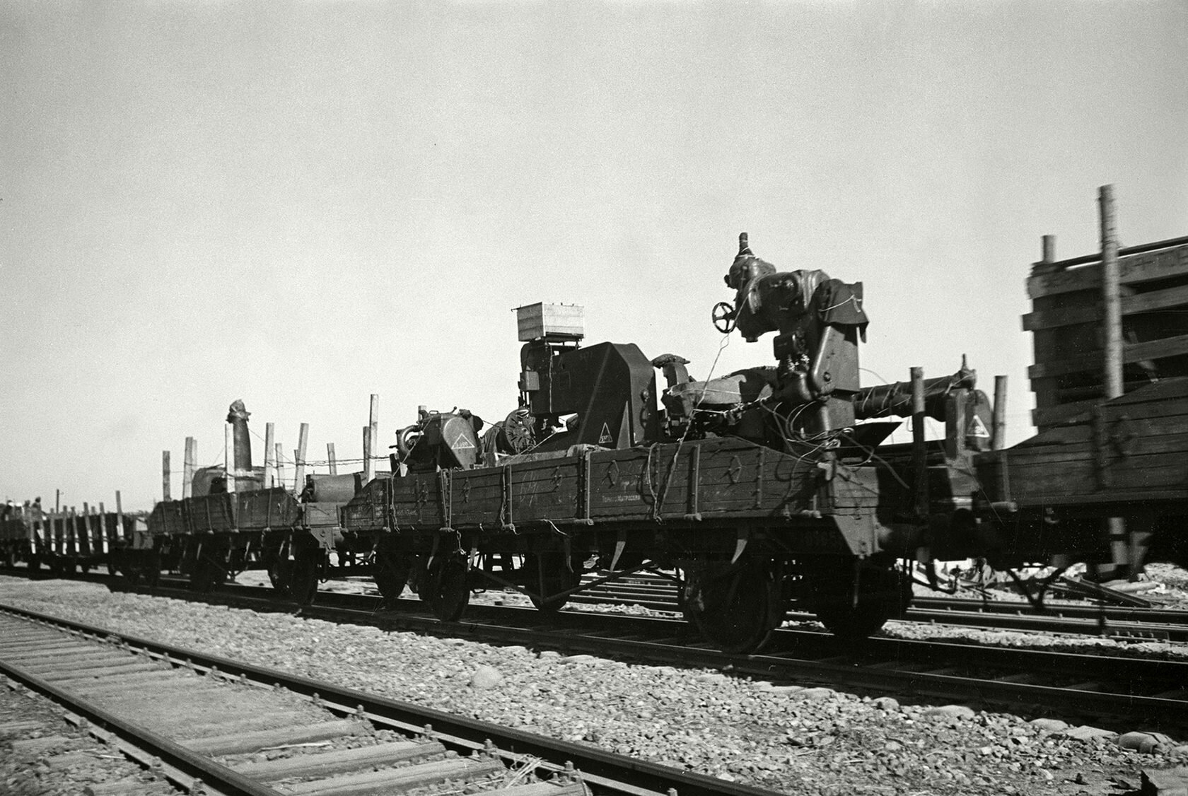 Поезд с эвакуированным оборудованием завода идет на восток. 1941