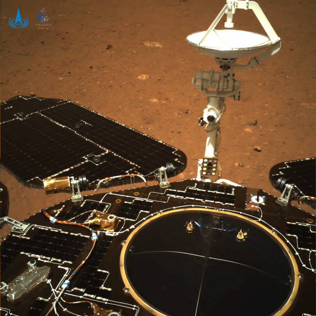 Снимок навигационной камерой марсохода «Чжужун»