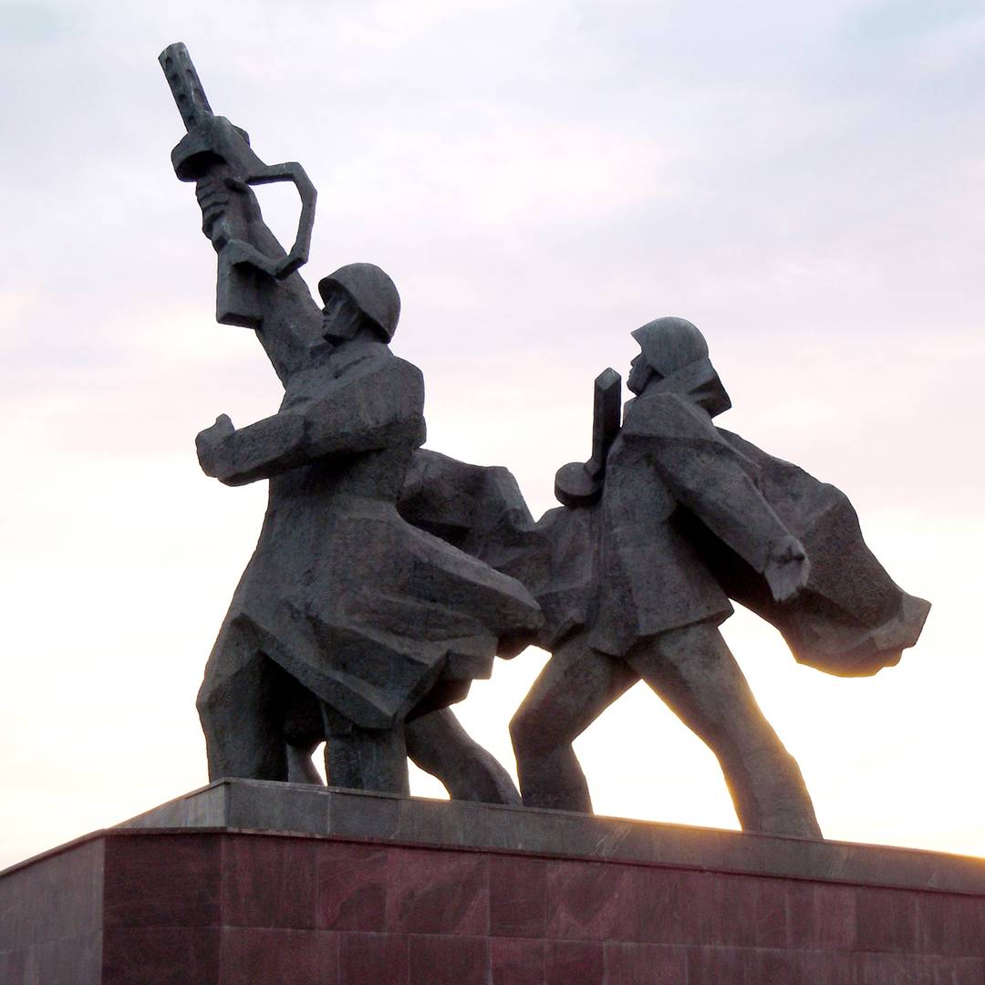 Советские воины-освободители Риги. Скульптор Л. В. Буковский Фото: ноябрь, 2013 года