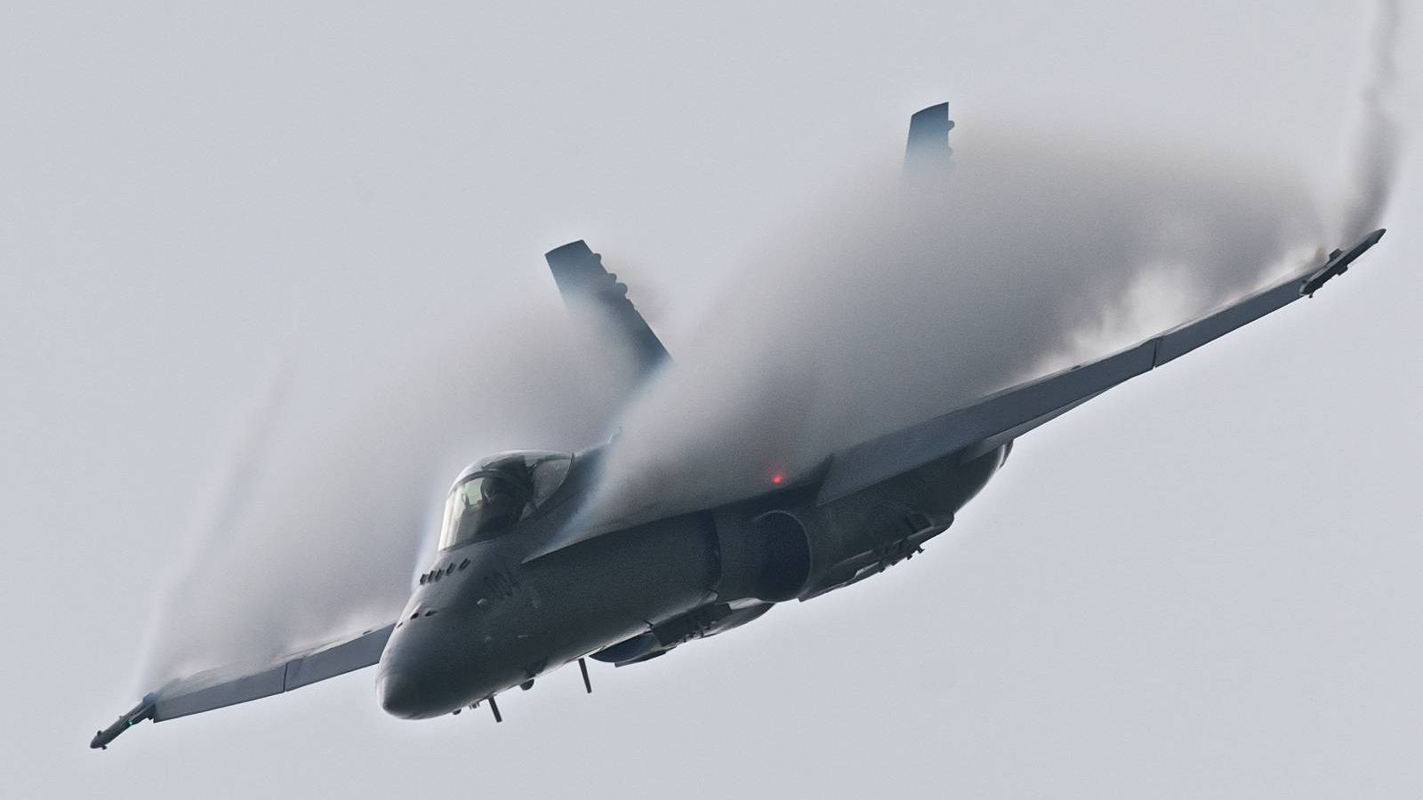 Снижение F/A-18 Hornet