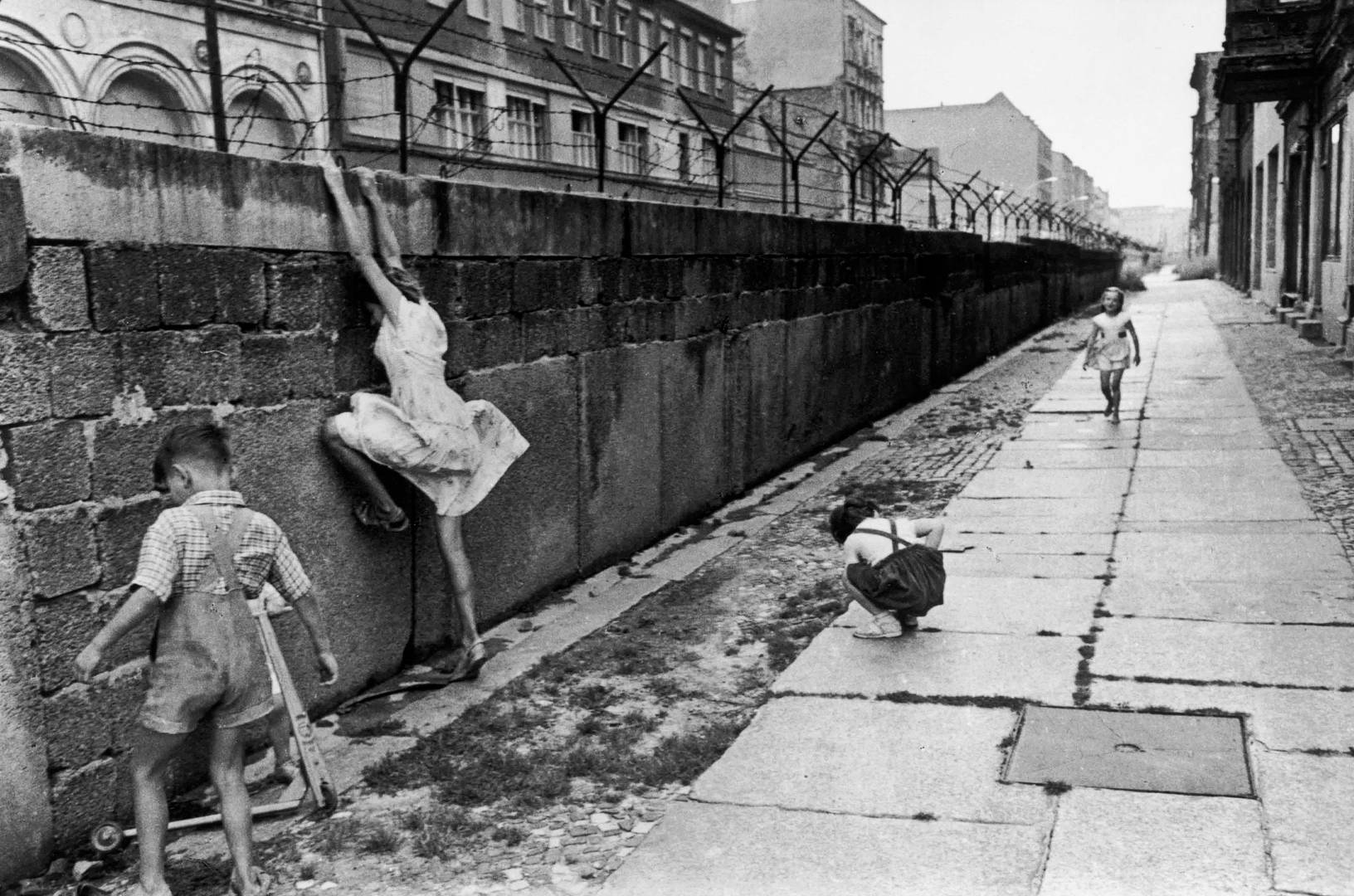 Дети у стены в Западном Берлине. 1962