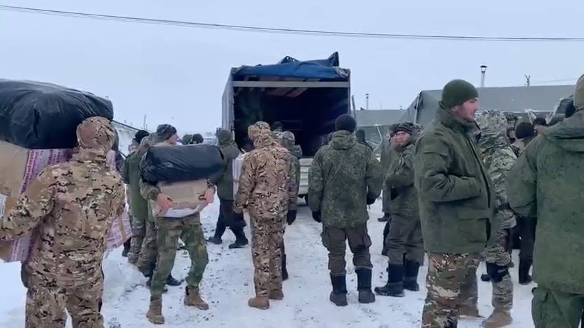 Разгрузка машины с экипировкой в учебной части в Чебаркуле