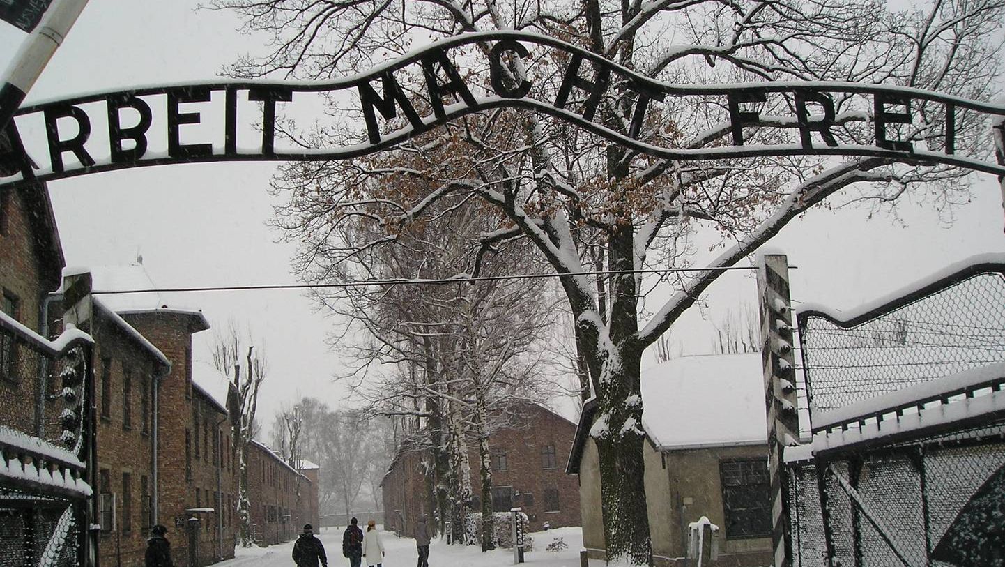 Лозунг «Труд освобождает». Ворота Освенцима