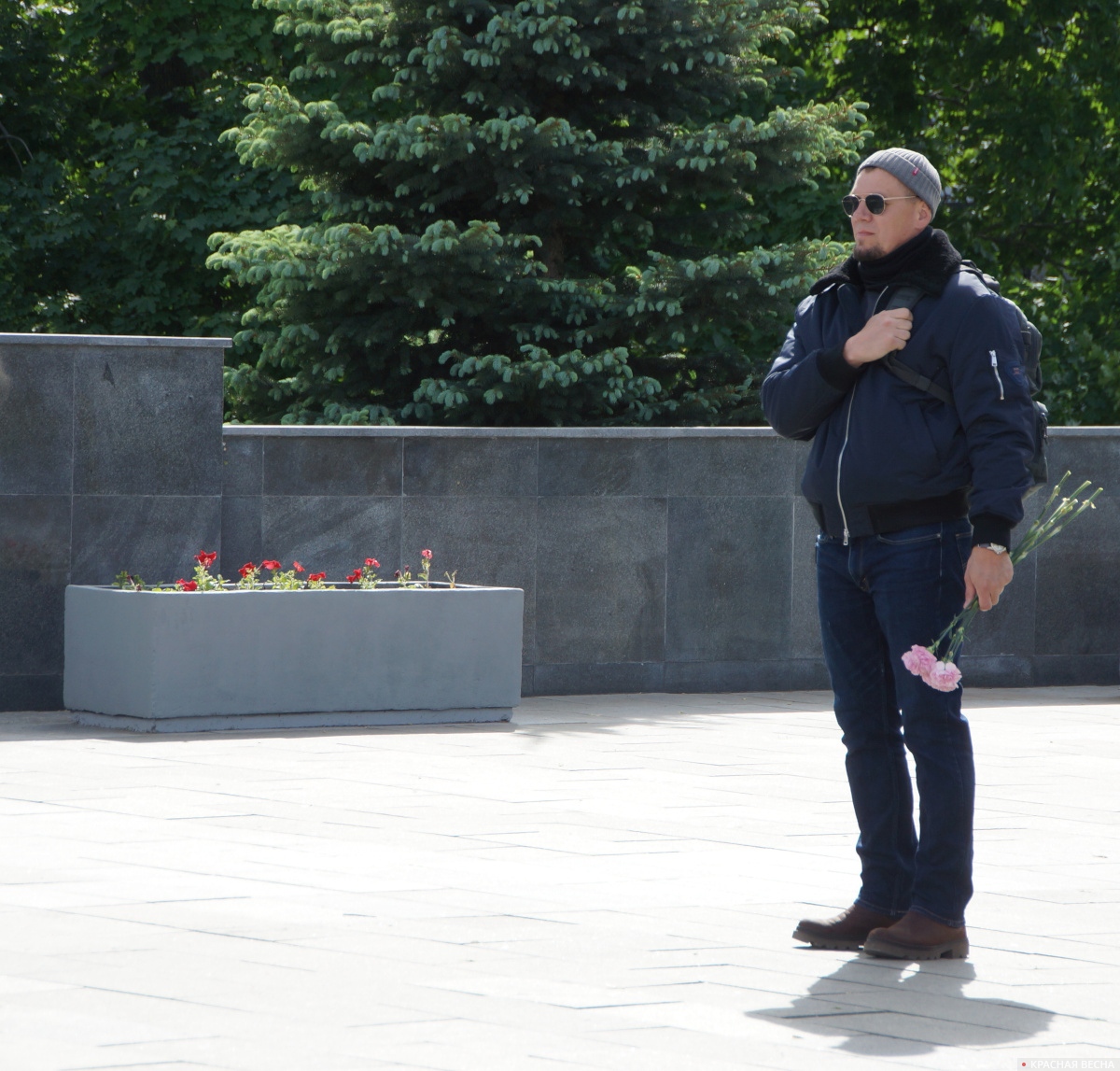Мужчина перед стеллой на площади Победы, Воронеж, 9 мая 2024 года