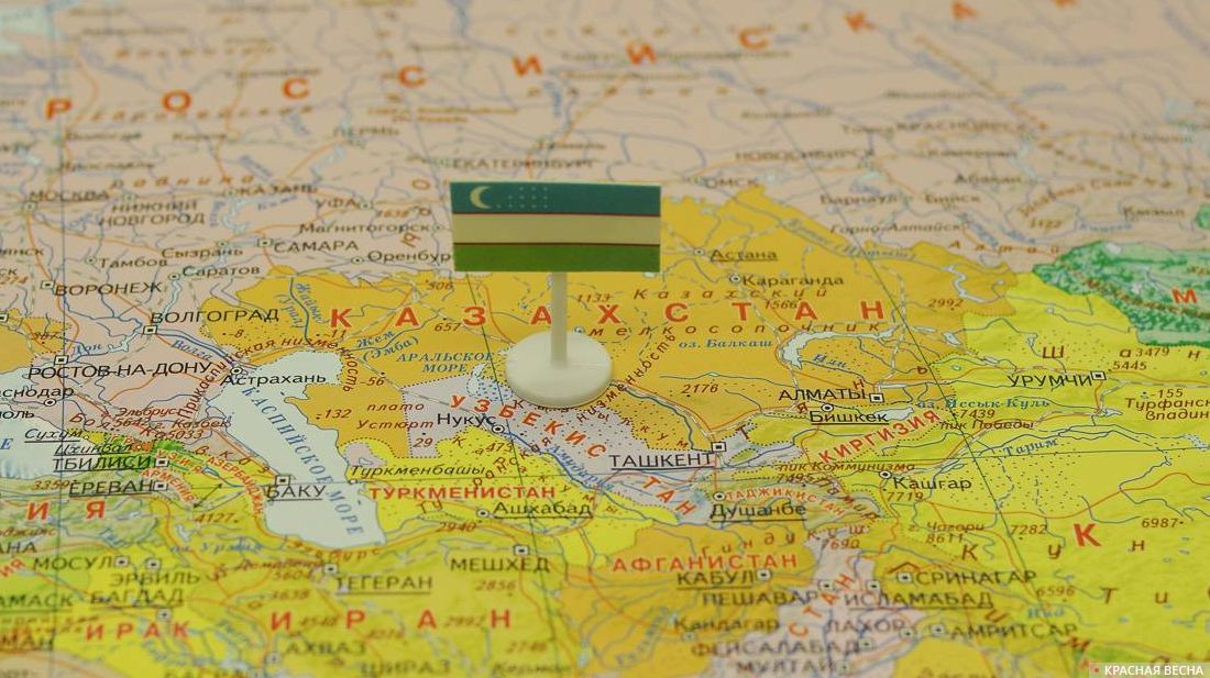 Узбекистан с флагом на карте мира