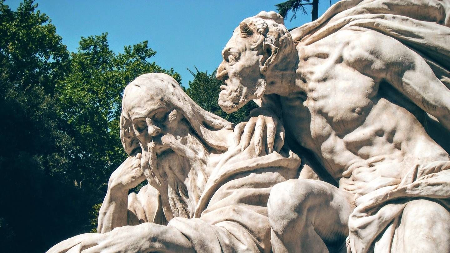 Фауст и Мефистофель у подножия памятнику Гёте в Риме