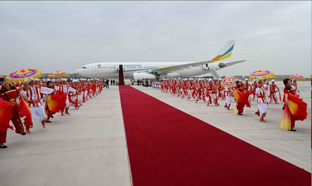 Власти Китая устроили торжественную церемонию встречи прибывшему с официальным визитом президенту Казахстана Касым-Жомарту Токаеву