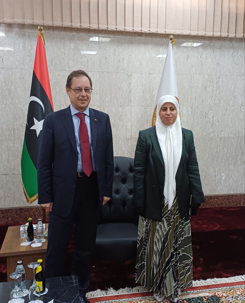 Посол России в Ливии Айдар Аганин и заместитель председателя комитета по образованию Палаты представителей Ливии Султана Мисмари