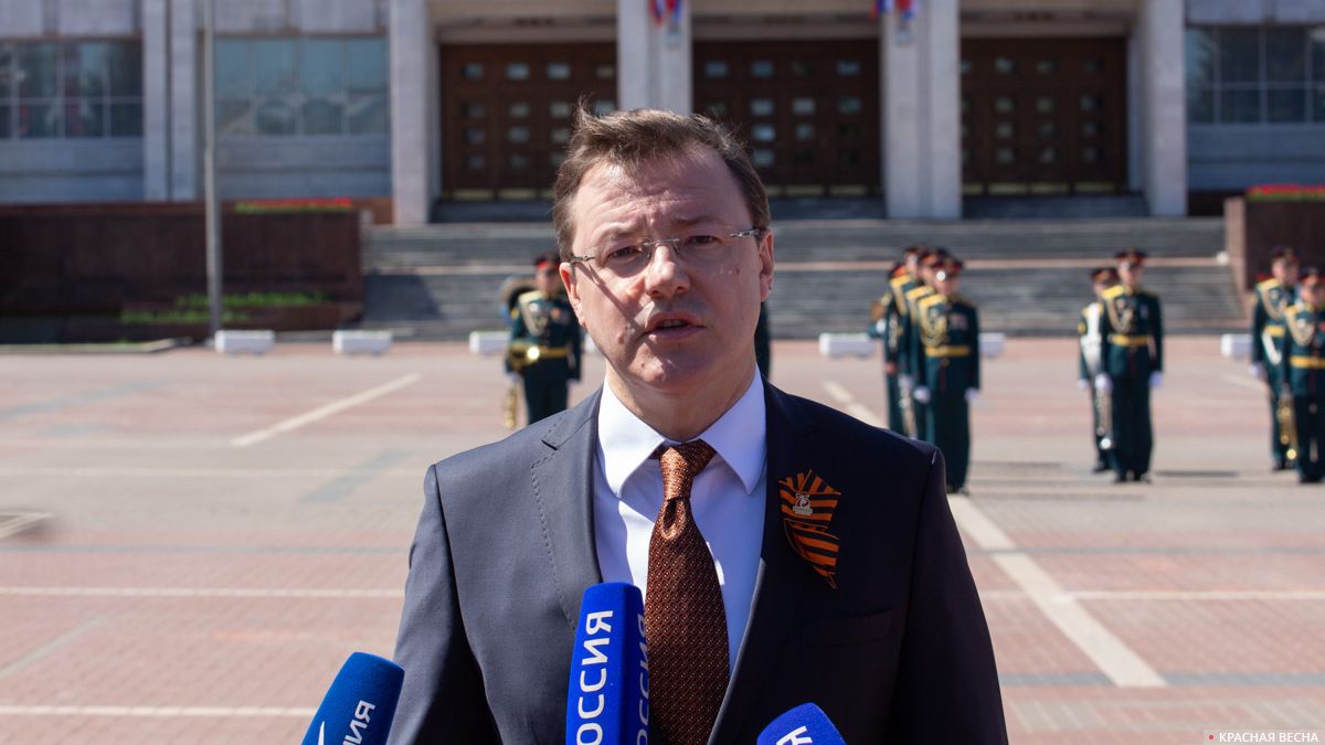 Губернатор Дмитрий Азаров перед журналистами