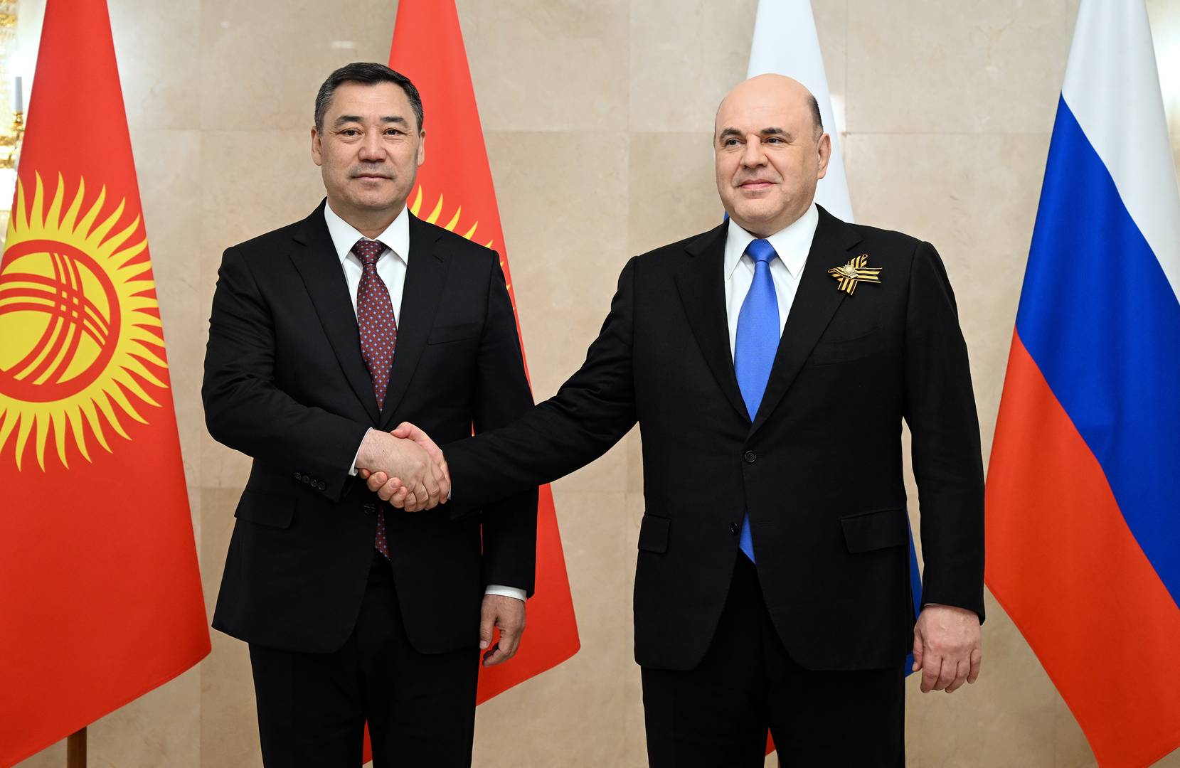 Президент Киргизии Садыр Жапаров и глава правительства России Владимир Мишустин