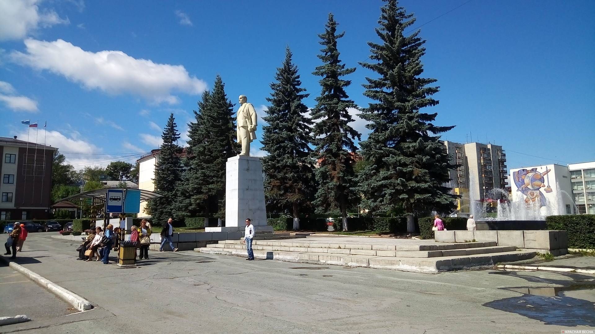 Памятник Владимиру Ленину на центральной площади Первоуральска